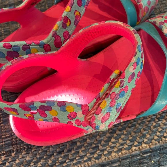 CROCS Multicolor Kids Sandals with Heart Accents - Picture 3 of 3